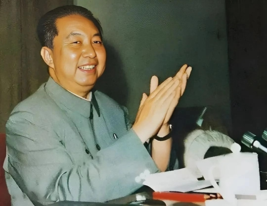 1976年，毛主席去世，当华国锋赶到中南海时，毛主席已无呼吸，情急之下，华国锋迅