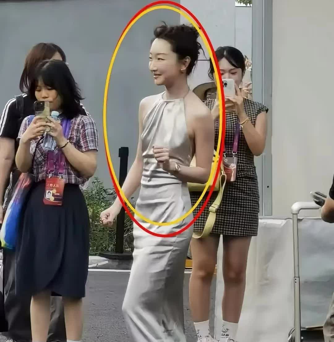 哇哦！这身材比例超棒呢，虽然有点瘦，不过臀部很翘。好多人都在吐槽周冬雨的身材