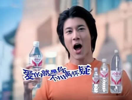 1999年，娃哈哈花50w请王力宏代言，20年来从不涨价，等到宗馥莉出任总裁时，