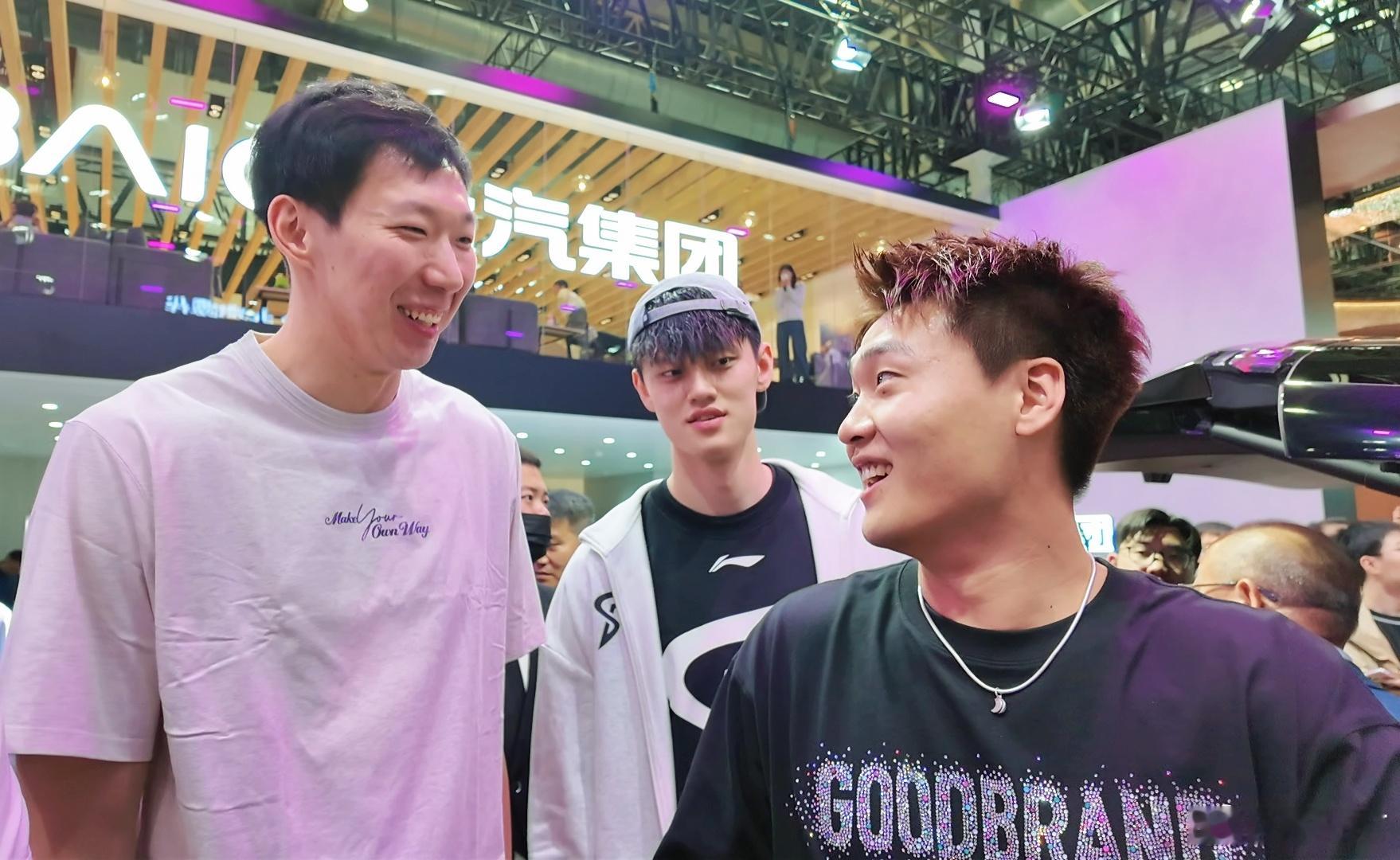 问了下赵睿，他说他已经跟球队合练，并参加了对抗训练，伤病恢复的不错，本来常规赛最