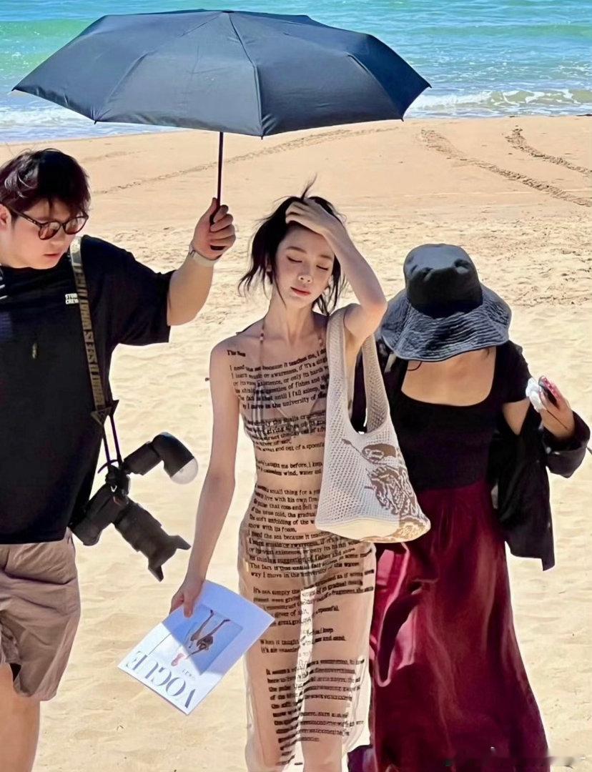 哇，易梦玲这个身材就没人说吗？！得瘦到90斤才有这效果吧？