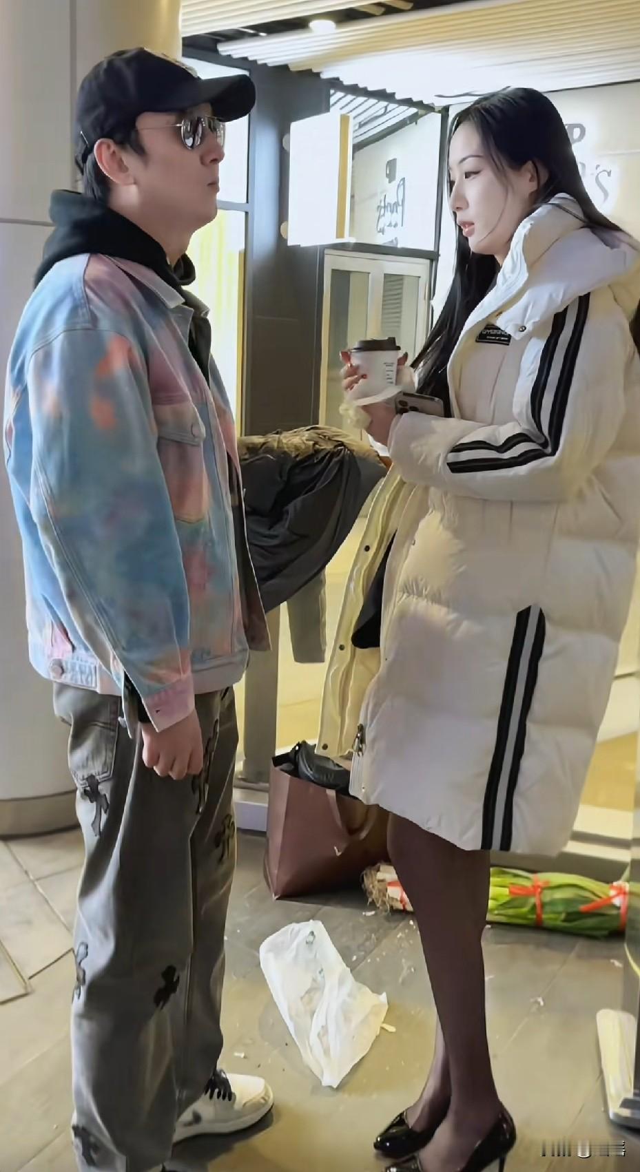 矛盾上半身穿这么多，下半身穿丝袜