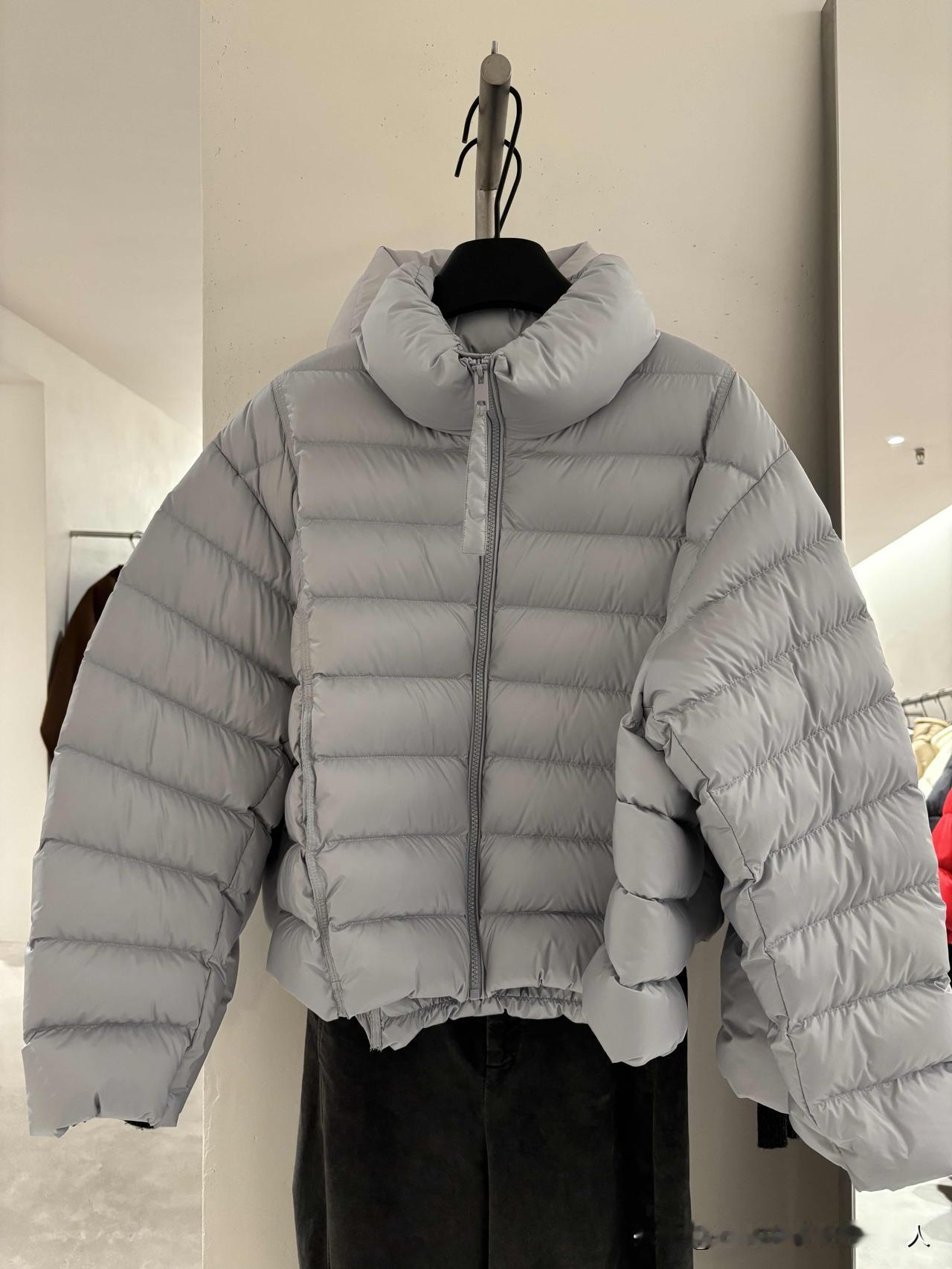 真是把我气坏了我给妈妈买了一件短款羽绒服,浅灰色的,花了1299,妈妈刚开始特