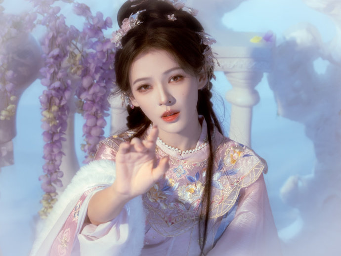 张予曦坠入紫藤花的梦境张予曦名伶张予曦坠入紫藤花的梦境，张予曦名伶，谁来懂一