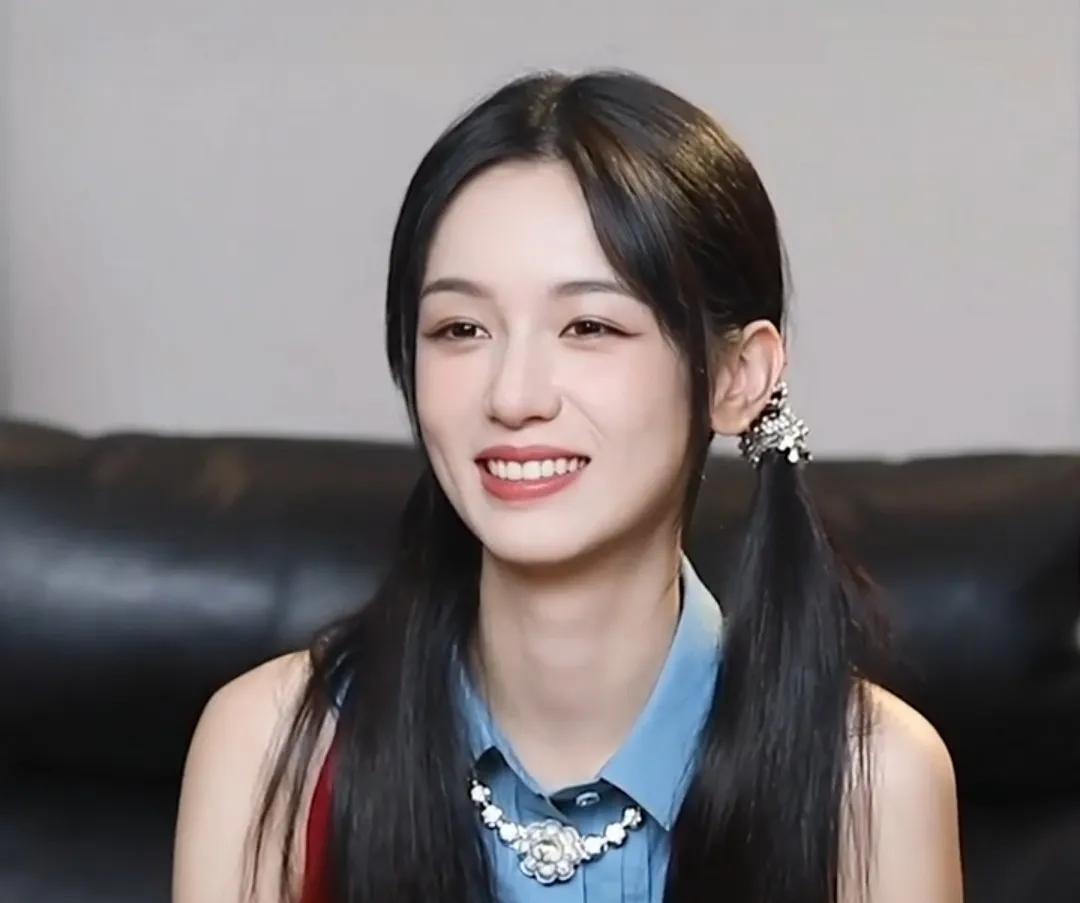 戏里戏外都感觉周也喜欢丞磊，丞磊真是长着一张顶级厌世脸，但是又搞笑。比如“双人床