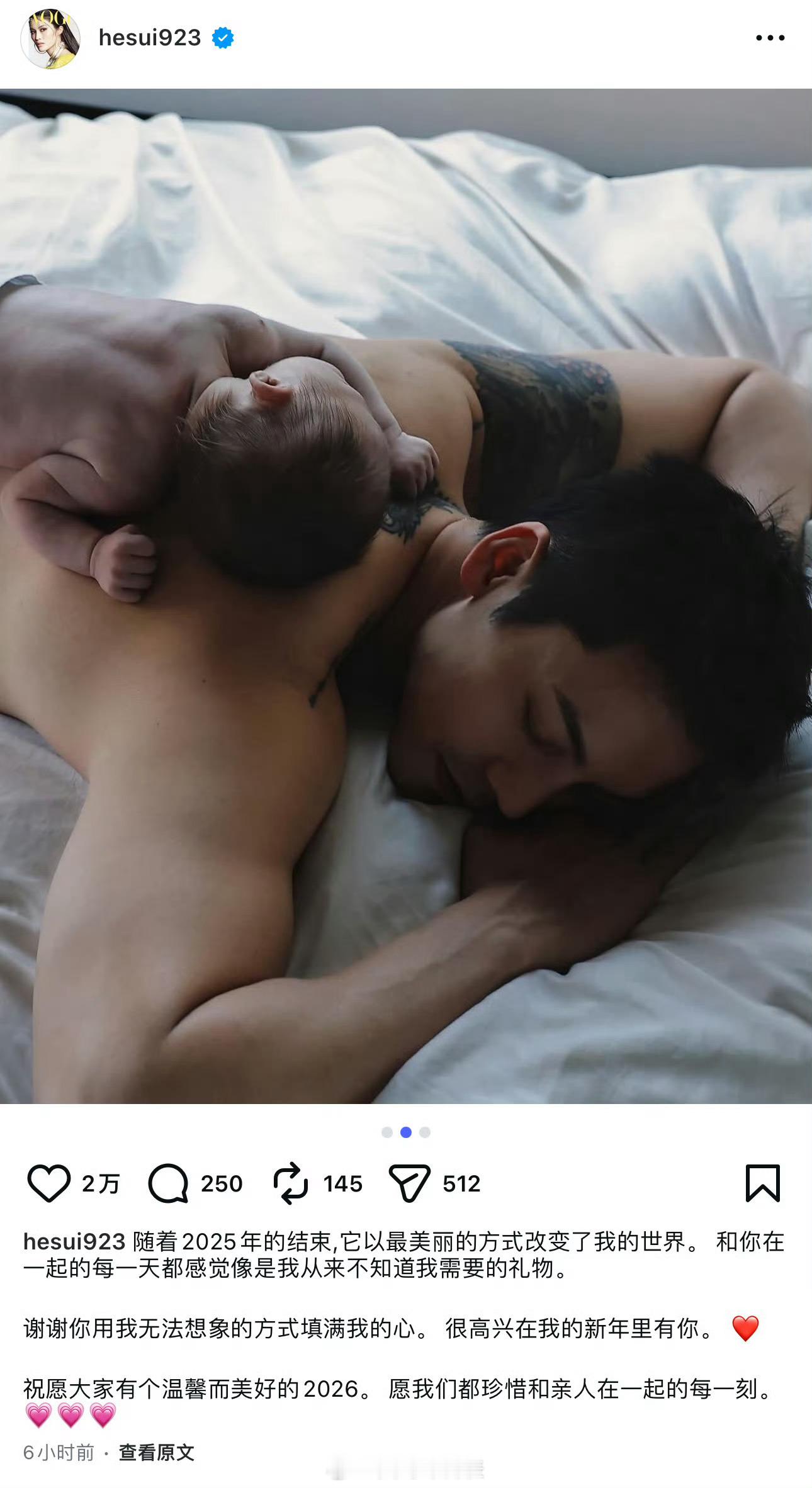 何穗晒陈伟霆与儿子合照陈伟霆何穗儿子腿长何穗晒陈伟霆与儿子合照，小宝宝趴在爸爸