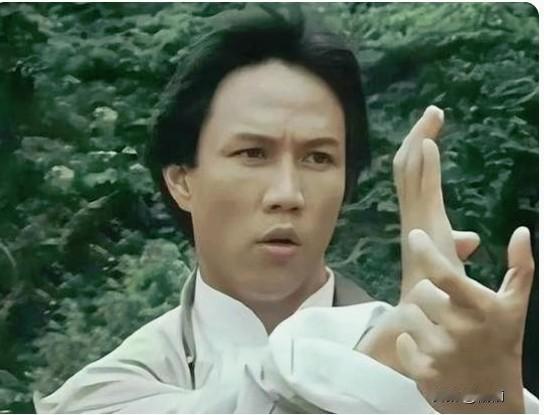 梁小龙在直播里那一叹气，真是听得人心里五味杂陈。两年前他特意飞了趟洛杉矶，手