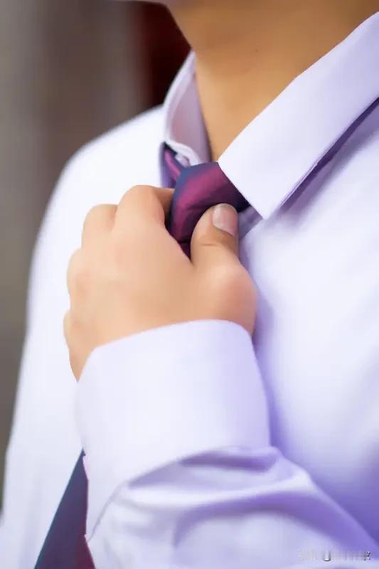 广西一场婚礼上，发生了超炸裂的一幕。24岁新郎捧着花进门，没奔向穿婚纱的新娘，反