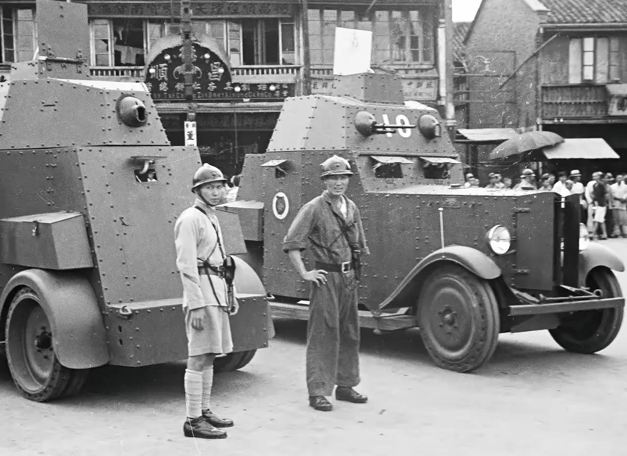 1937年上海租界这两辆装甲车是真的威风。从老照片看这俩高级货，一点不比日军陆战