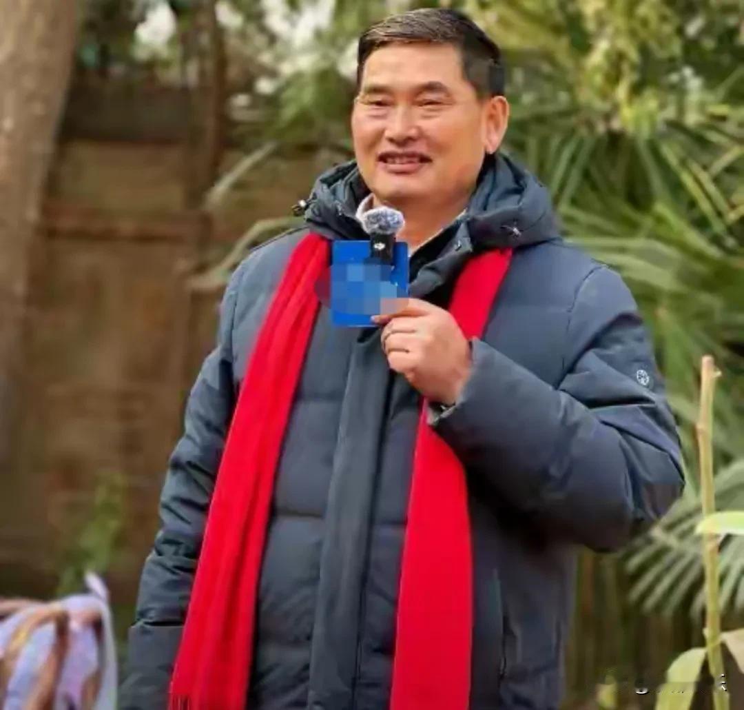 大衣哥朱之文说，自己还是个爱唱歌的农民。可当网暴骂到他家人，特别是小孙子时，这个