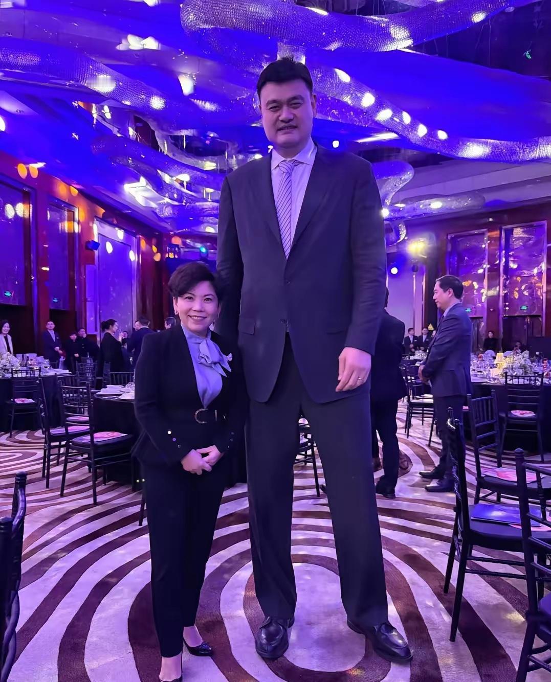 最萌身高差！邓亚萍晒出和姚明合影，一米五五的个头往两米二六的姚明边儿上一站，活