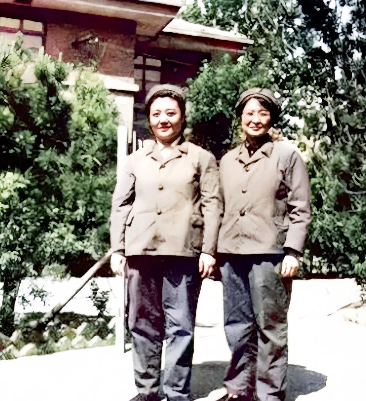 80年代，李敏和婆妹孔淑静合影，她一直称李敏为姐姐。李敏和孔令华可以说是青梅竹