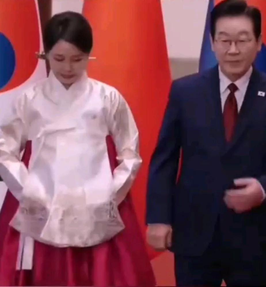 才知道，李在明访华最大的牌是老婆，金惠景，举手投足真给他长脸啊！昨日，金惠景一