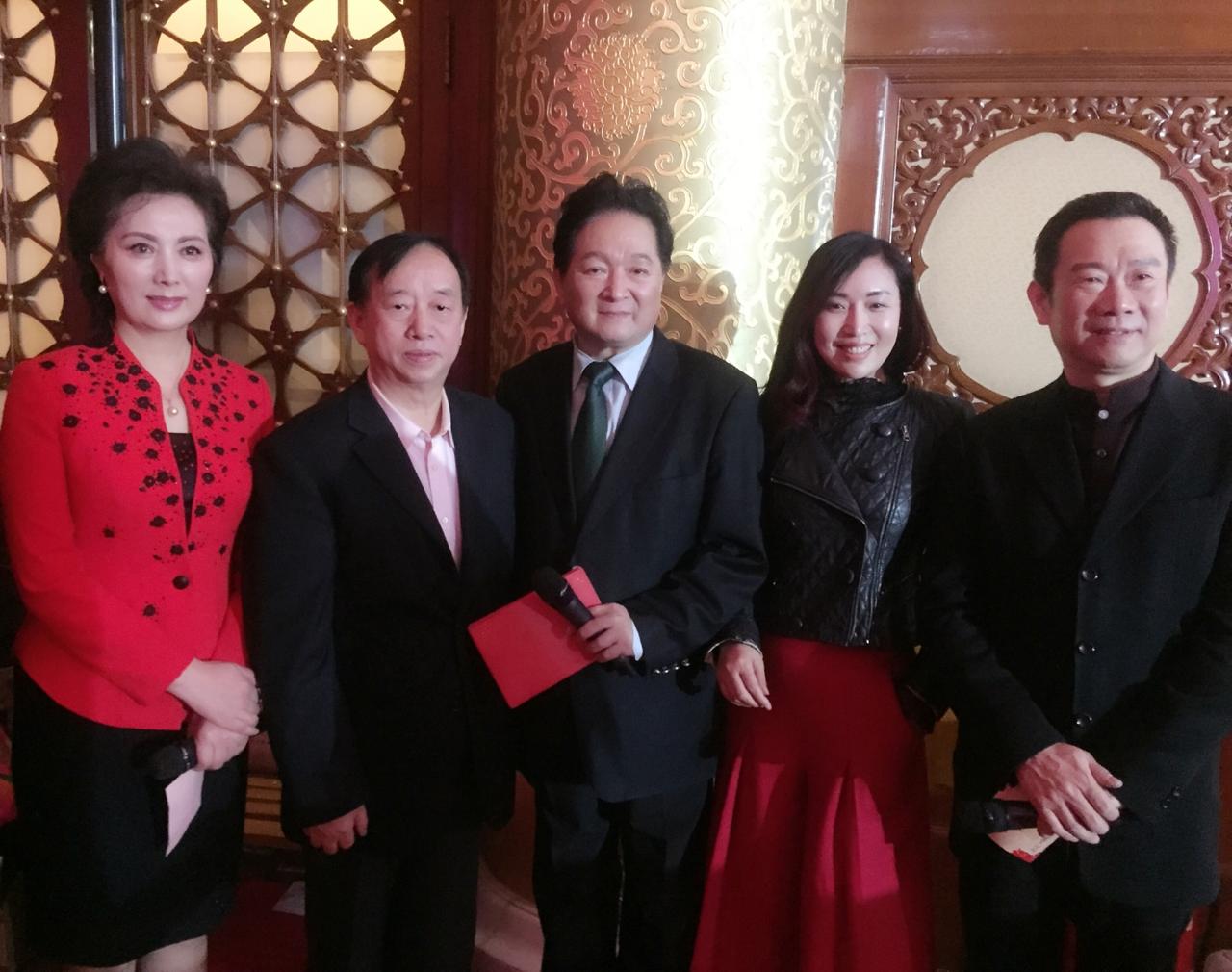 这张5人合照，我一眼就认出了西装革履的著名朗诵艺术家瞿弦和，气色盈和的主持人赵宝