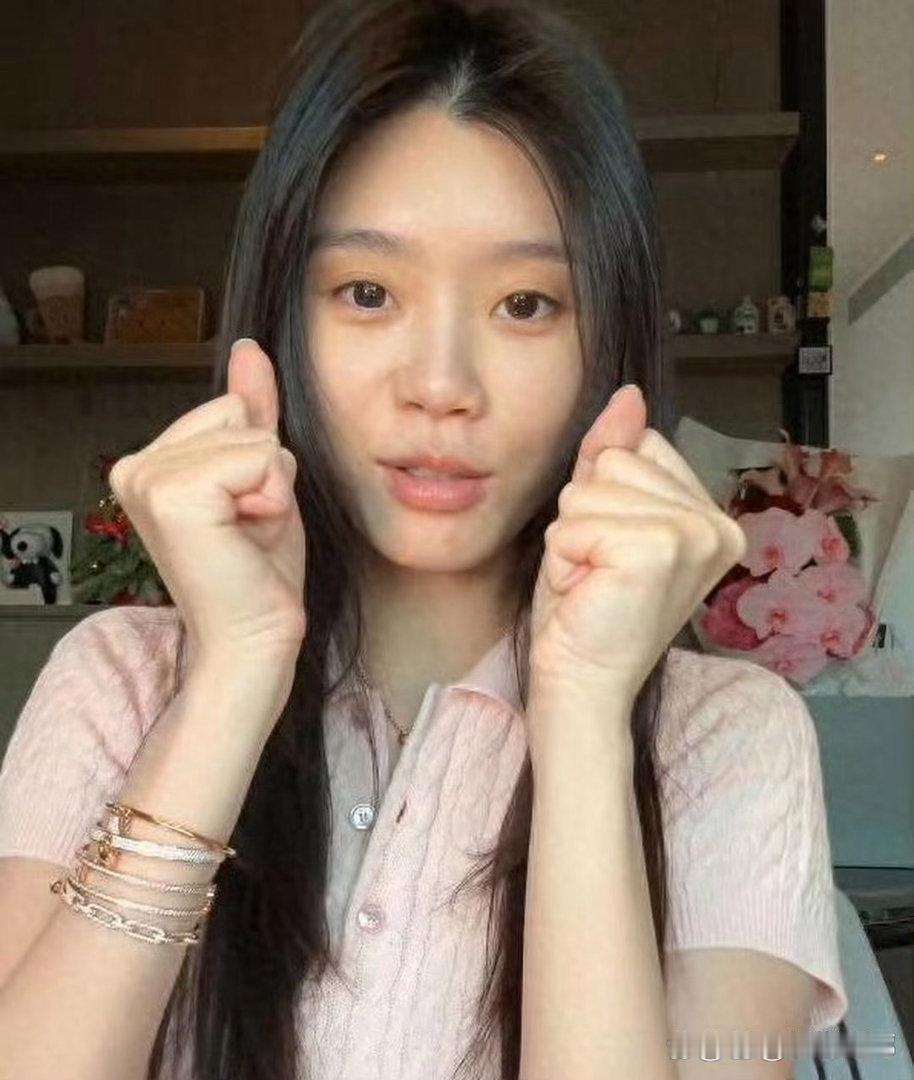 奚梦瑶素颜随性出镜，奢华钻石手链叠戴，精致配饰尽显轻奢格调。