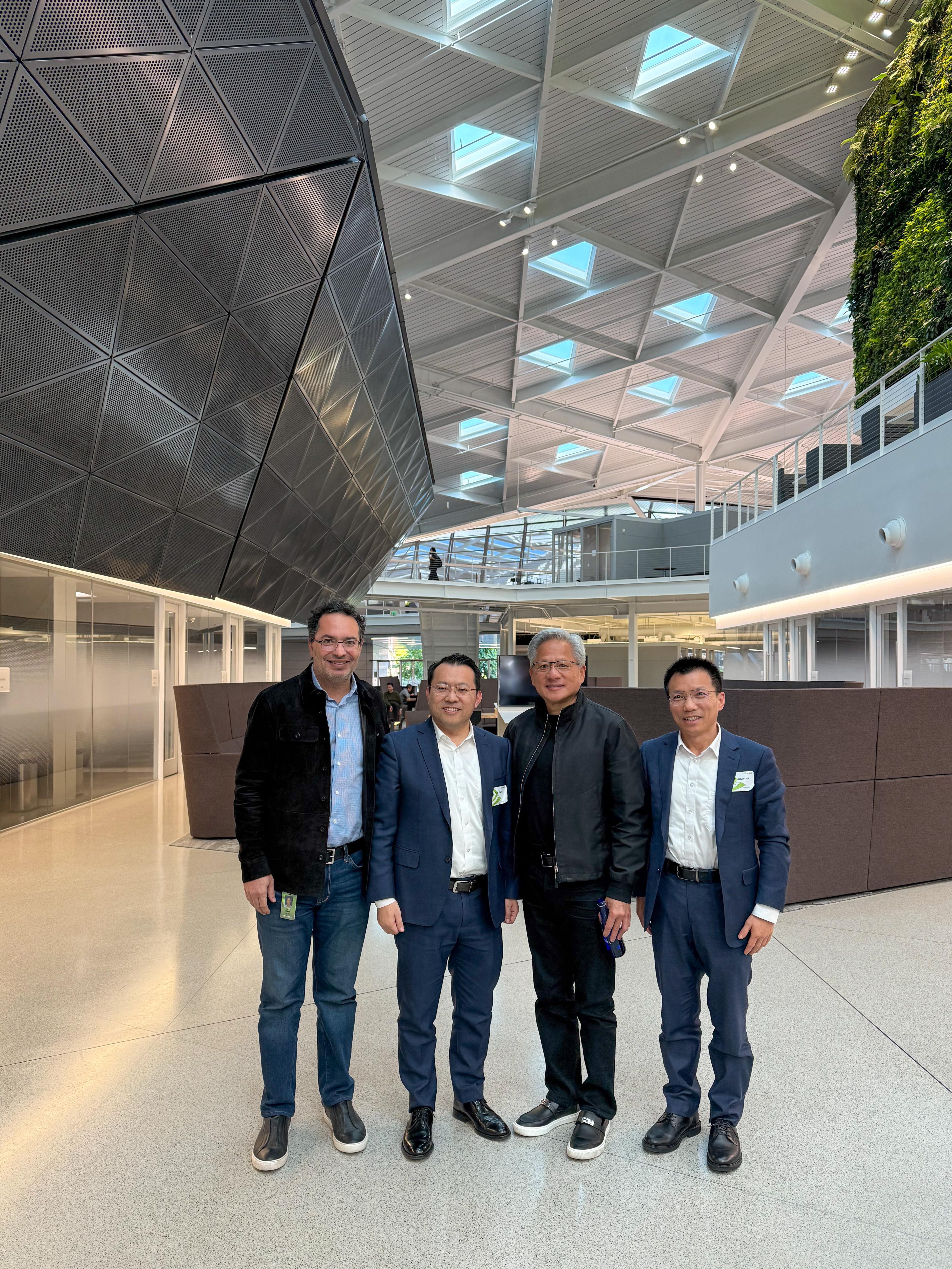 吉利高层黄仁勋硅谷会面曝光吉利英伟达或达成深度战略合作吉利CEO淦家阅近日带队赴