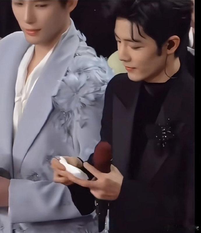 肖战撤回一个擦汗笑晕了刚要掏纸巾就被cue然后又塞回去了太可爱了哈哈哈哈