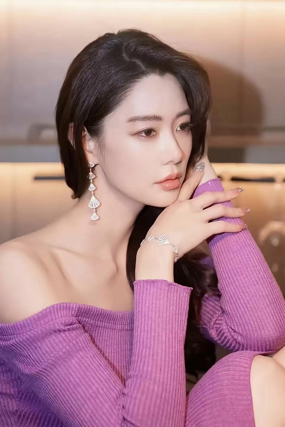 漂亮温婉优雅气质的美女！紫色长袖针织衫，十分优雅气质的颜色！