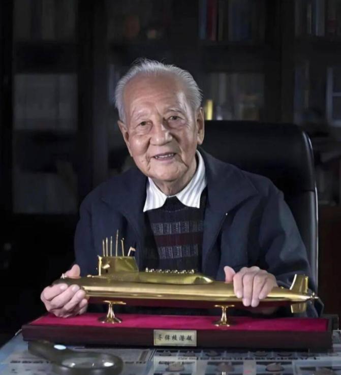 1988年，64岁的黄旭华亲自坐进核潜艇，下潜至极限深度——舱壁“嘎吱”呻吟，灯
