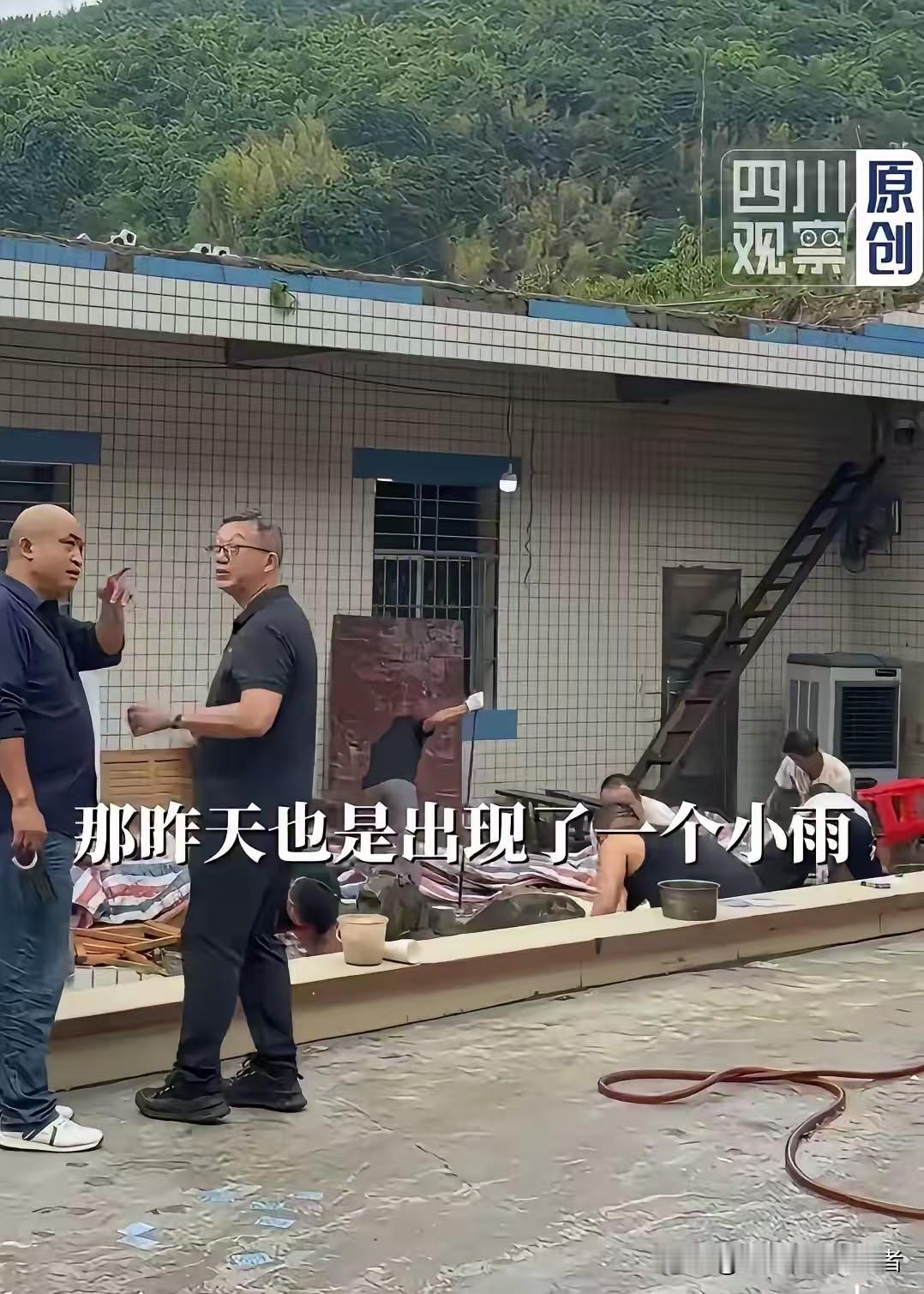 终于明白为啥升学宴女儿墙会塌了？不是雨棚积水太多，也不是女儿墙体太薄，而