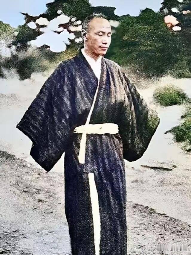 这是一张极为罕见的照片，拍摄于1909年春日的周末。只见他身穿一件黑色宽松的和