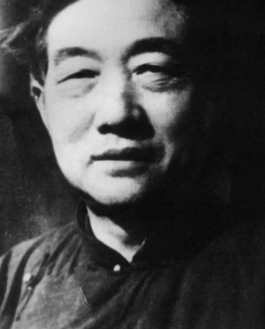 1912年，17岁的徐悲鸿很不情愿地迎娶了16岁的村姑。一年后儿子出生了，他也带