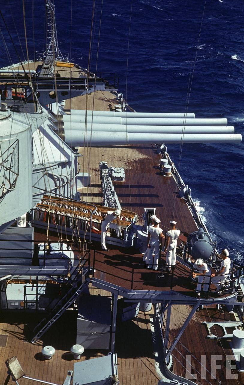 太平洋舰队演习中的爱达荷号战列舰彩色照片。时间大约为1940年，地点位于夏威夷