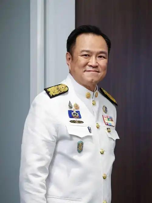 快讯，快讯。泰国总理突然宣布了9月29日这天，泰国新任总理阿努廷在国会里念了