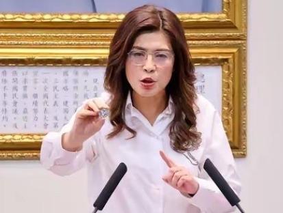中国"国民党主席"郑丽文发表声明。 7月1日这天，郑丽文在国民党中常会上拿出