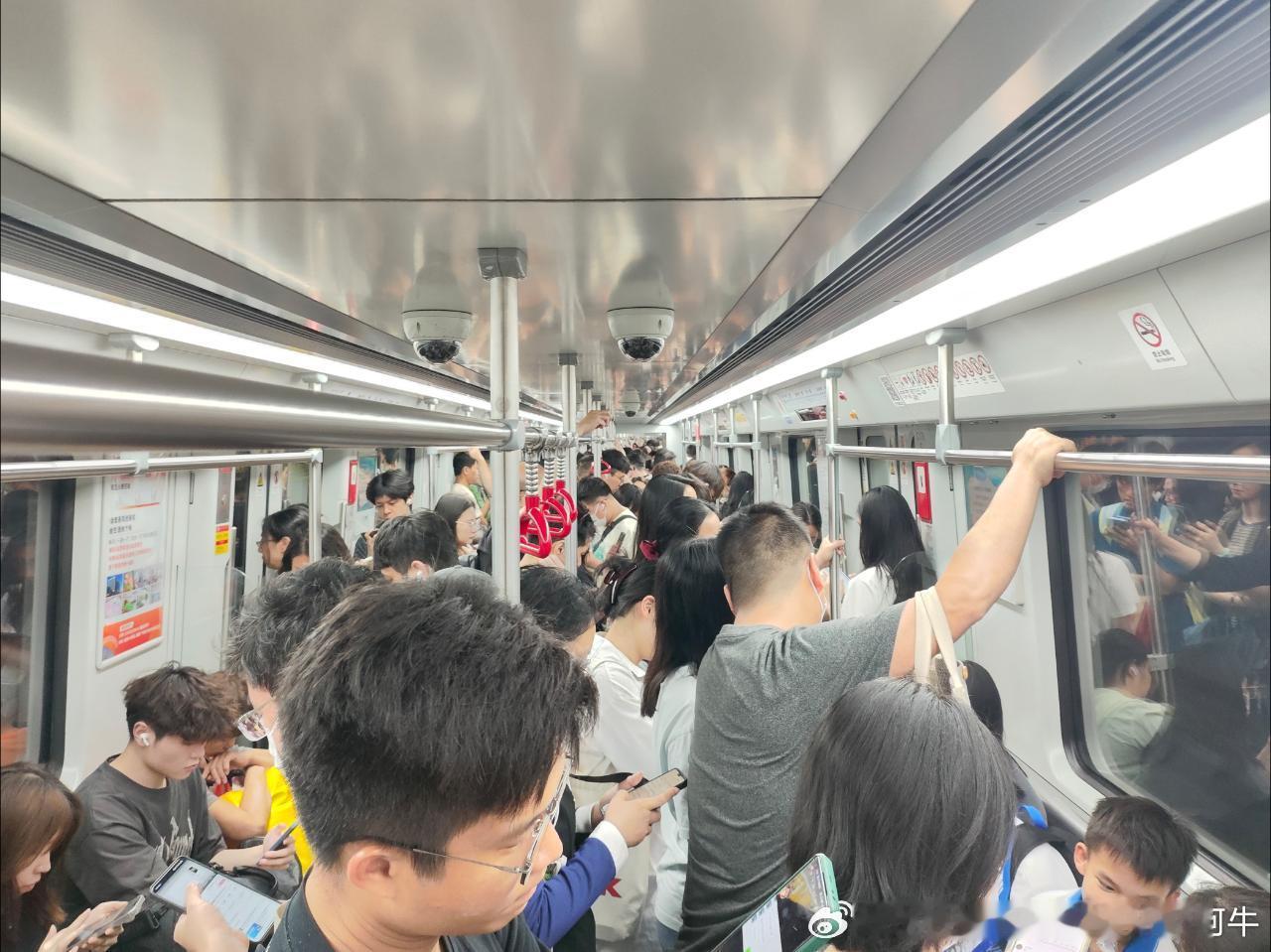 广州地铁网友：2026年4月28日（周二，广州阴，有小到中雨，19-27℃）广州