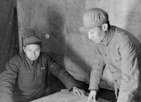 1940年，一位八路军的炮兵连长望着手里仅剩的三发炮弹陷入沉思，炮弹不够了，敌人