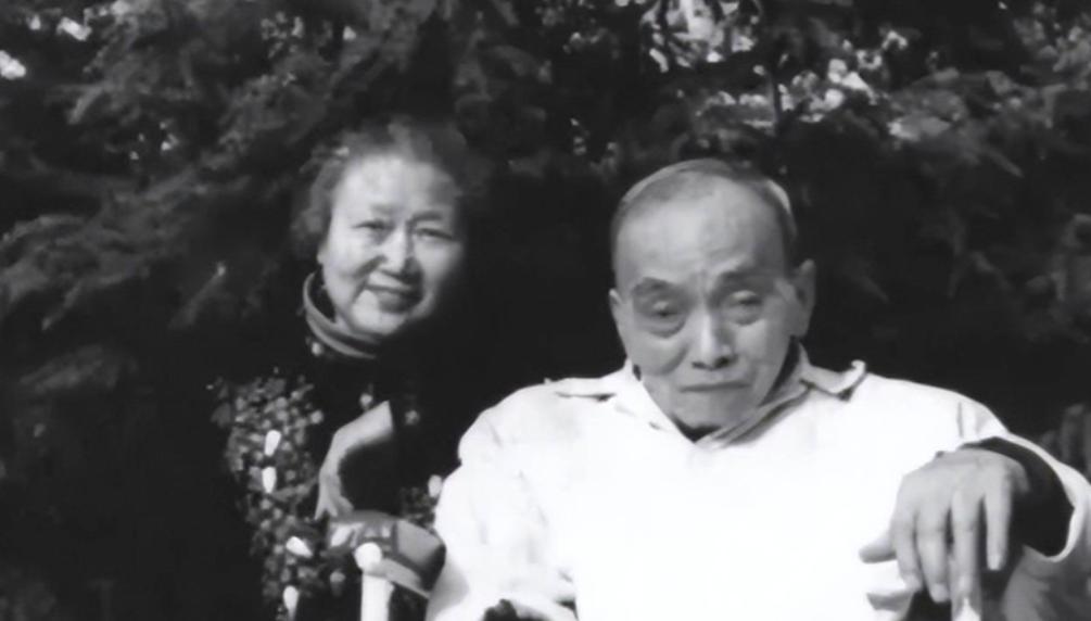 1949年4月，国民党少将范纪曼要被执行死刑，临刑前，他说要上个厕所，但谁也没有