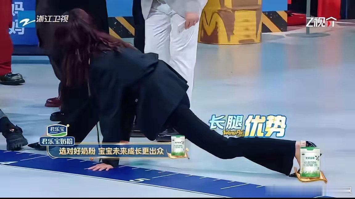 关晓彤你们是不认识孟子义吗最近看《王牌对王牌》直接被关晓彤的大长腿震撼到失语！