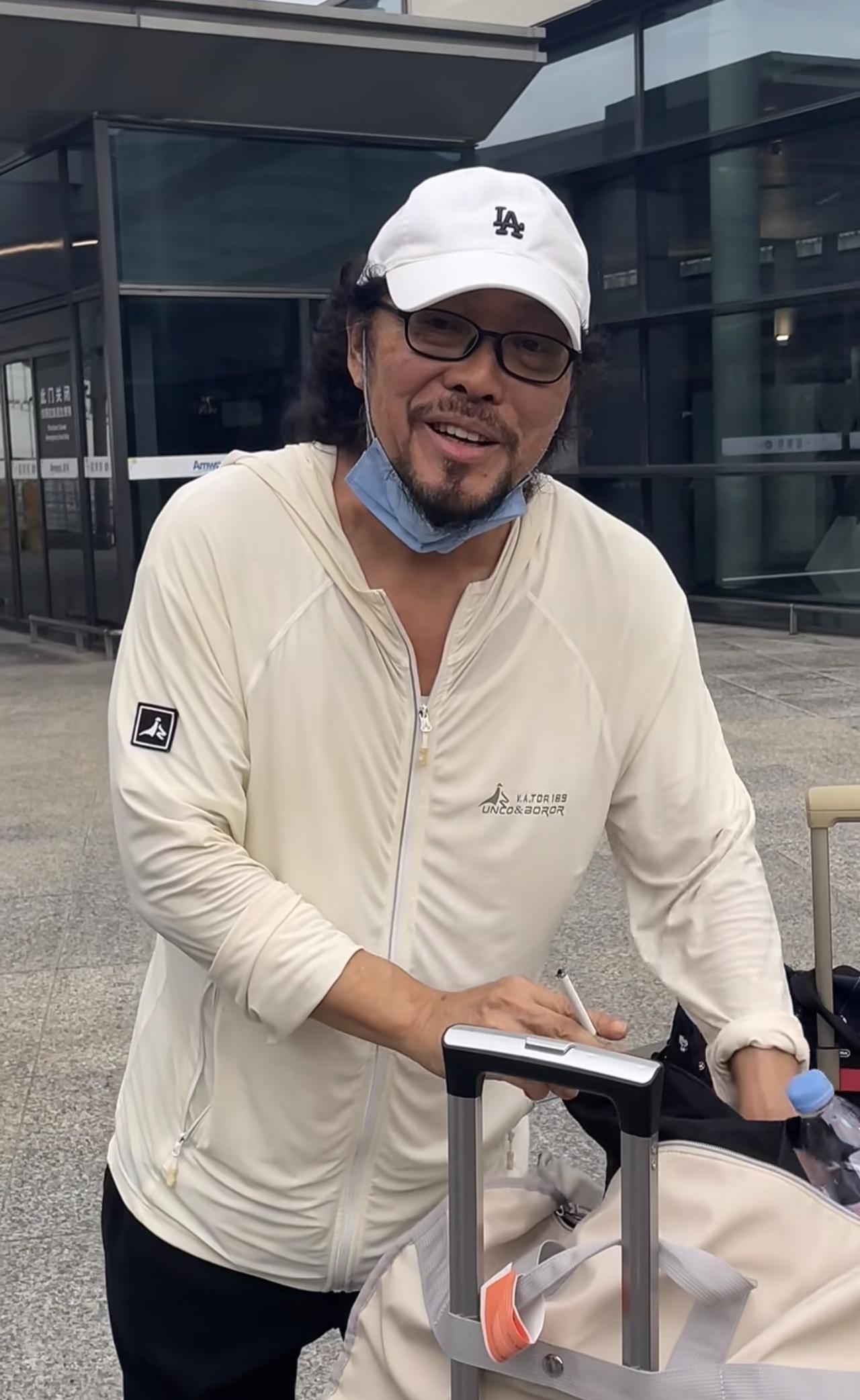 费玉清的亲哥哥、台湾知名主持人张菲罕见露面，已经74岁了胡子拉碴很随性，难以想象