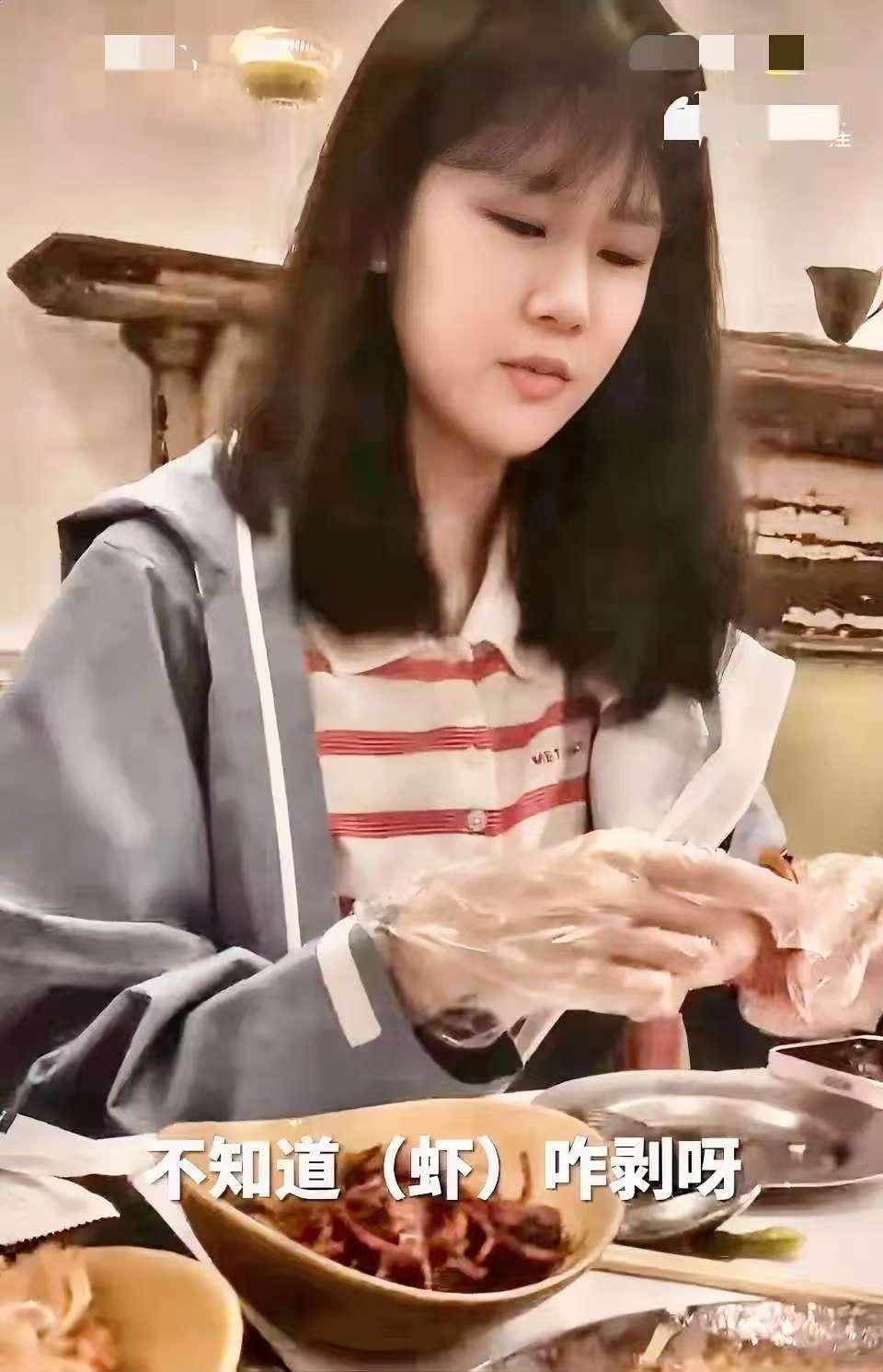 估计陆毅女儿以后不好找对象了，原因很简单，不是因为她17岁了都还不会剥虾，而