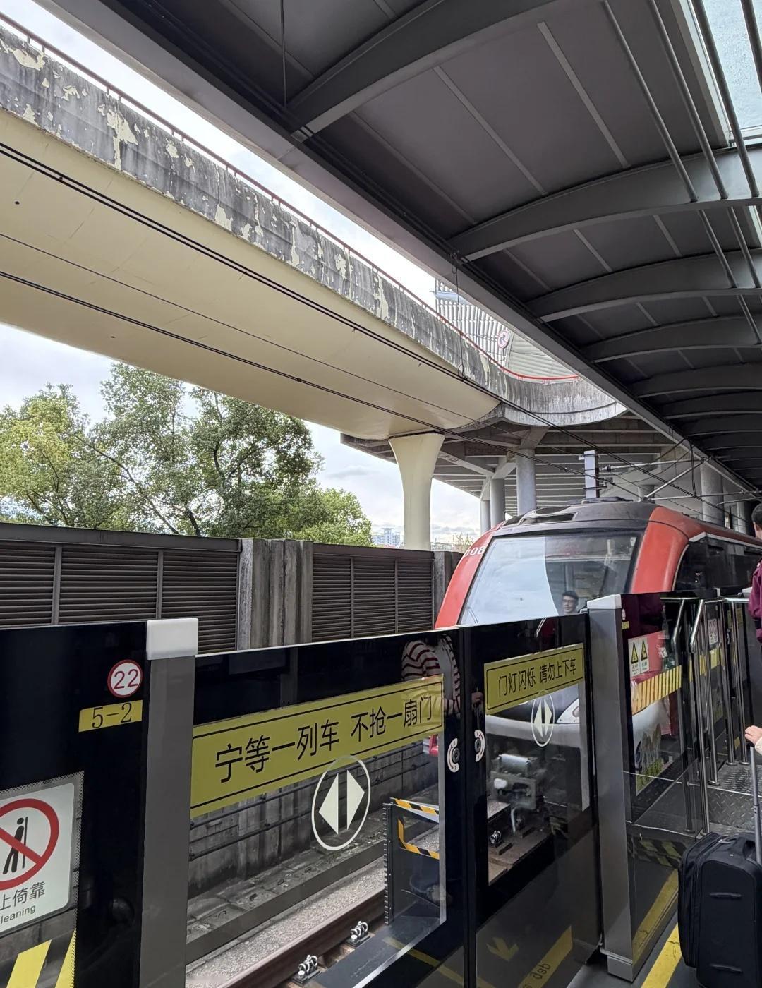 上海的地铁怎么不走地下的………？！为什么还叫地铁呢？地铁上海