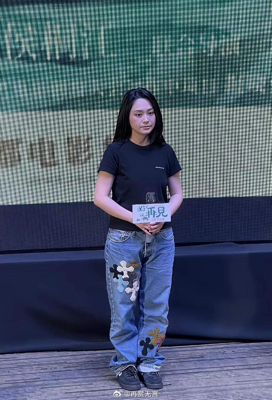 翻到旧照片才发现，在小S旁边，她的五五分身材像个小可爱。还好有那张神颜撑着。