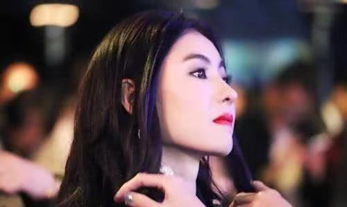 张柏芝这几日被舆论关注是因为她和某品牌方的1276万元合约，因合约内的内容她