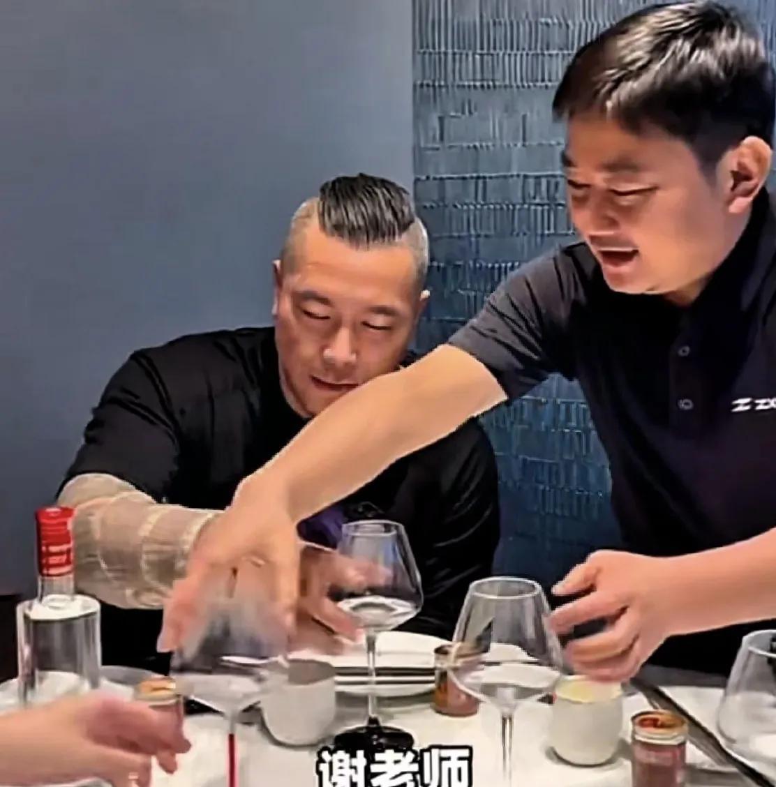 张雪宴请馆长，几盘花生米，一锅滚烫的红汤，甩开膀子大口吃火锅张雪请馆长吃饭这事