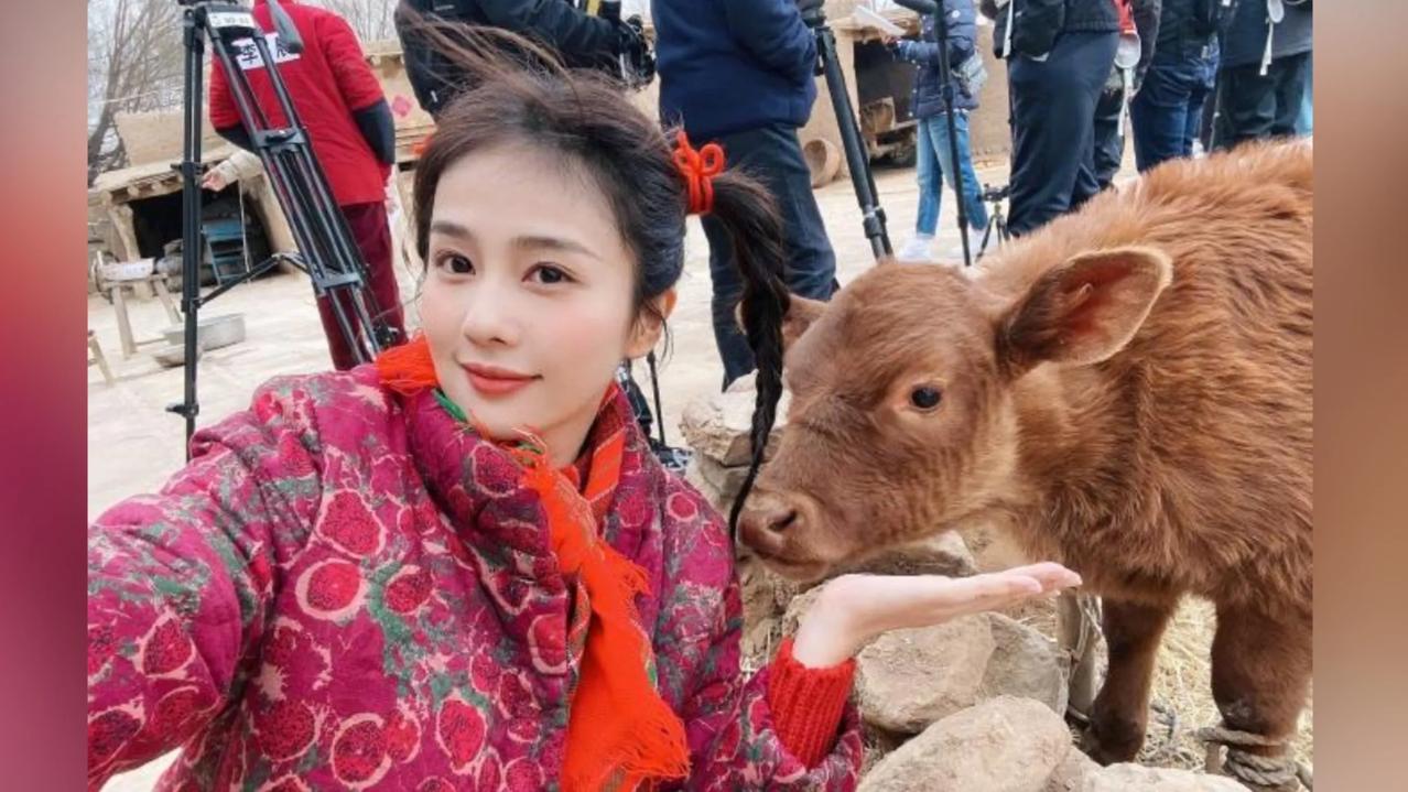 白鹿回村秒变“地主家傻闺女”一进村口就撒欢儿蹦迪，扛锄头拍照笑出鹅叫，和乡亲唠嗑