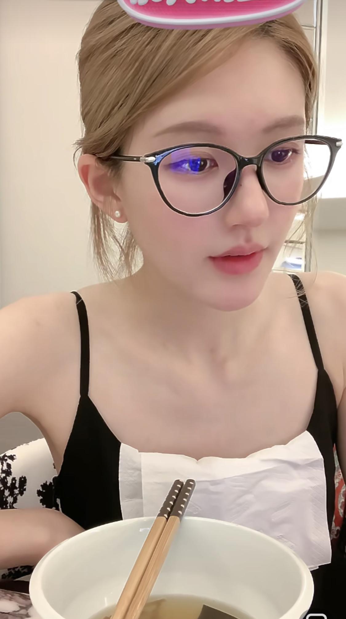 赵露思现在是露面或者声音直播收到的礼物公司都要分钱。有人建议赵露思和朋友的账