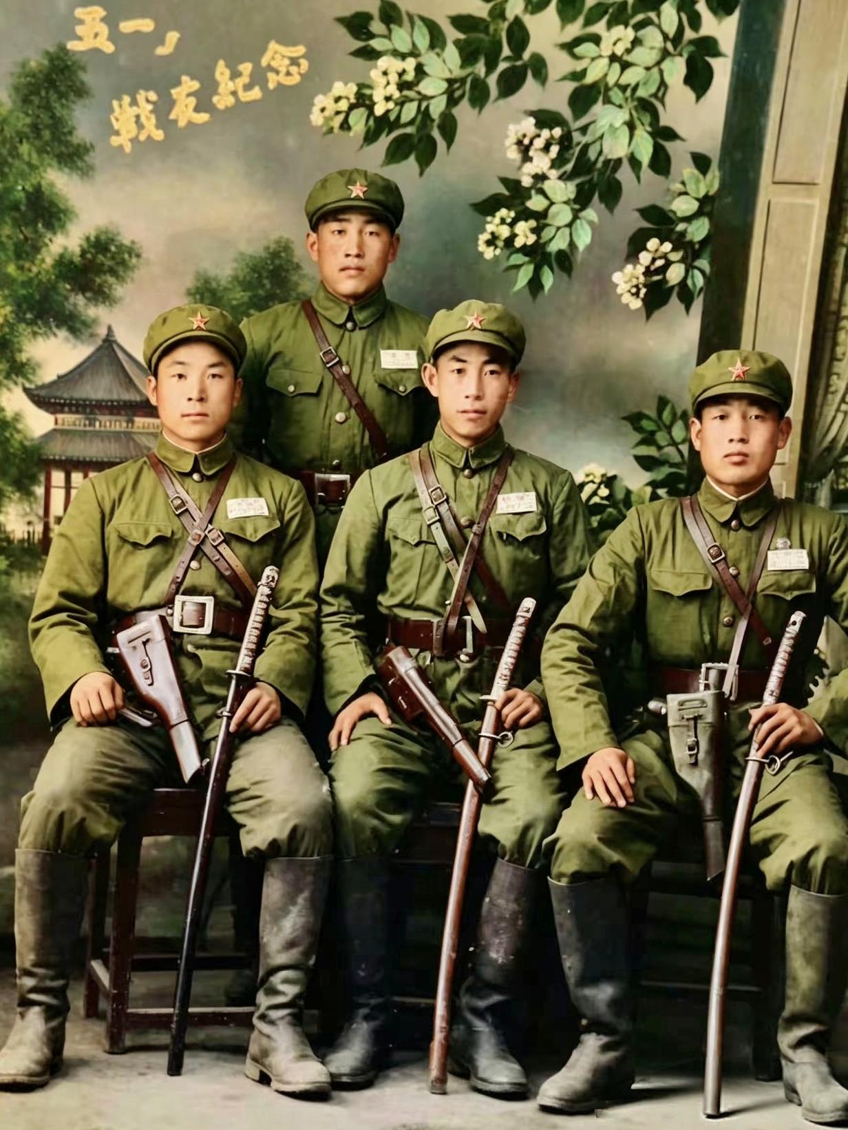 这是上个世纪50年代我军战士在照相馆拍摄的一张合影。照片左上角还有“五一，战友纪