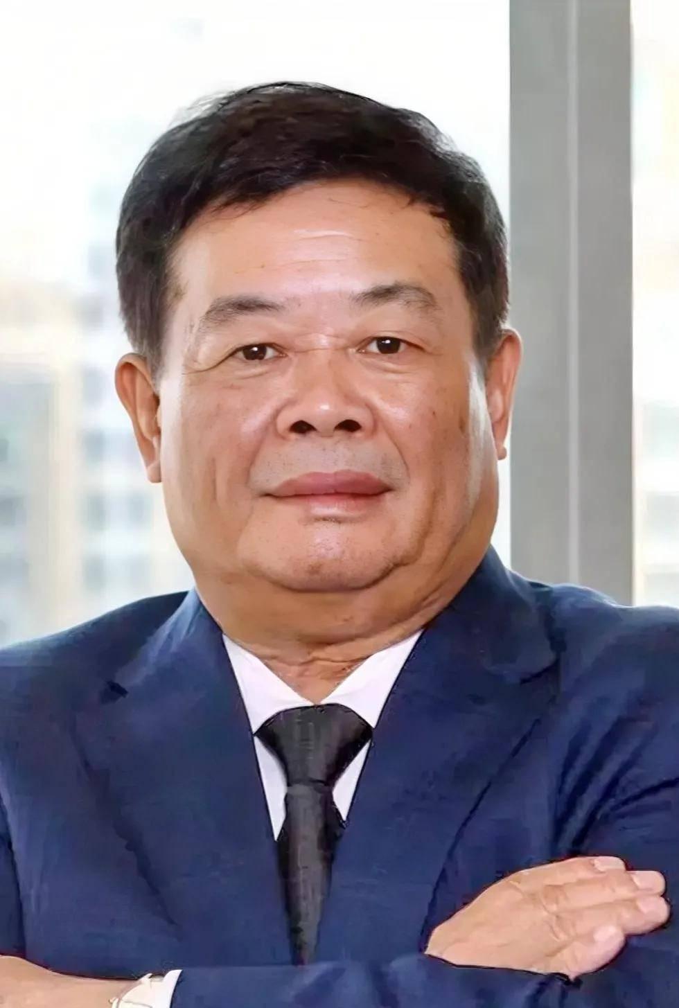 [鼓掌]1990年，北航毕业生陈居里揣简历找曹德旺求职，对方看后扔简历：“去锅