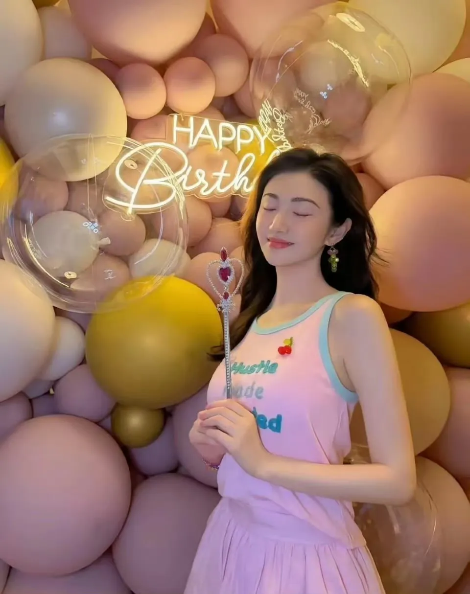 38岁景甜庆祝生日，她穿了一条粉红色小短裙，看起来少女心十足！不得不说，她的状态真好​​​