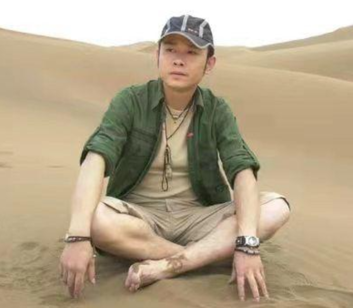 那年，刀郎的妻子杨娜生下女儿才40天，就丢下了女儿消失，刀郎嚎啕大哭，到处都找不
