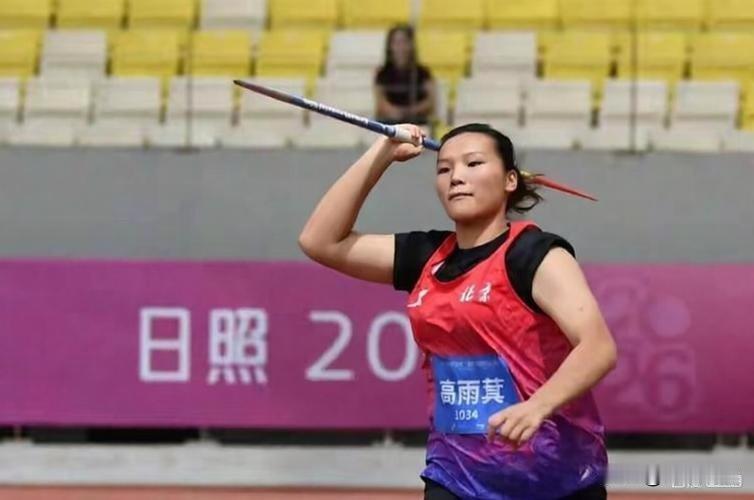 标枪赛场又冒出天才少女北京时间8月24日，2026年第二届全国青少年田径运动会