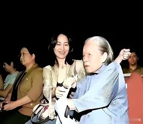 晶姐1968年进何家时24岁，那时何超琼才4岁。没人提过合同，也没写过收据，就一