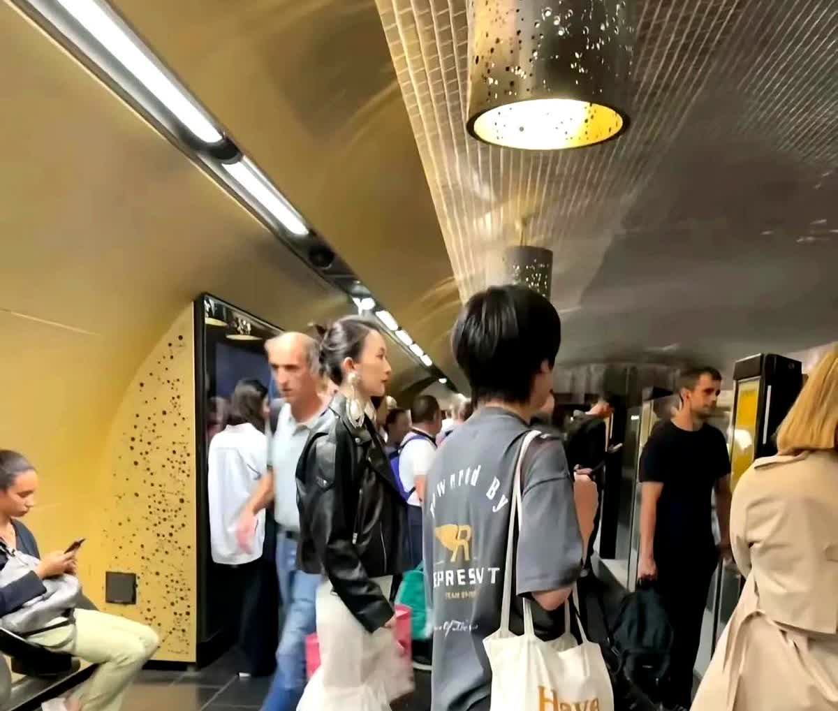 童谣被拍到在国外坐地铁，孤身一人，耳环夸张，黑皮衣白纱裙，很抢眼…，但是…无人在