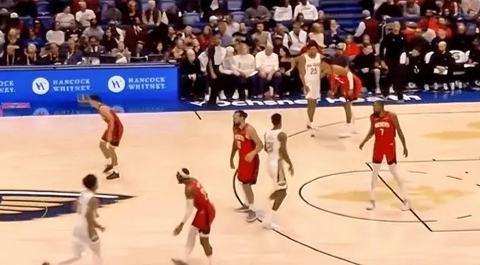 火箭老将杜兰特真是太欺负人了！在今日火箭对阵鹈鹕的首节比赛中，杜兰特干拔三分命中