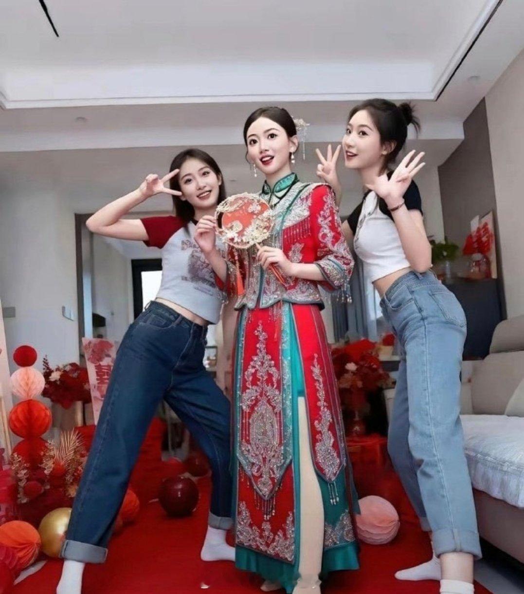 新娘子很漂亮，可我还是喜欢两个伴娘